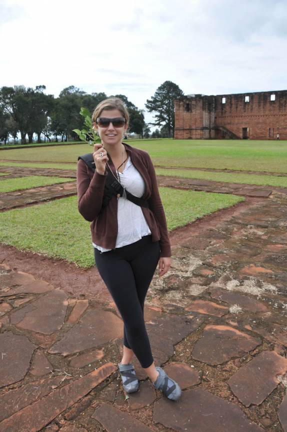 Visitando a Missão e segurando um ramo de erva mate, em Jesus, próximo à Trinidad, no Paraguai